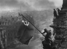 הנפת הדגל הסובייטי מעל בניין הרייכסטאג – צילומו המפורסם של יבגני חאלדיי, 2 במאי 1945