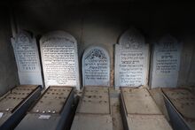 קבר רבי יוסף שטרן (בצד שמאל)