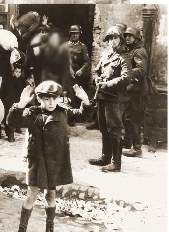 תמונת הילד היהודי המרים ידיו עם חיסול גטו ורשה