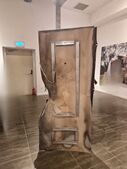 דלת מתכת פרוצה מקיבוץ בארי שמוצגת בתערוכה בארי