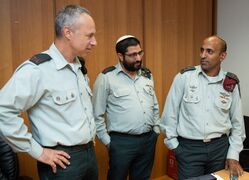 טקס חילופי המפקדים. מימין המפקד הנכנס סא"ל תלם חזן, במרכז המפקד היוצא רס"ן אמיר ווקנין ומשמאל ערן שני, אוקטובר 2018