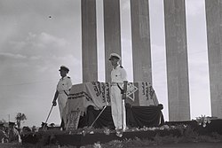 קציני חיל הים עם חרבות טקסים במשמר כבוד במהלך טקס העלת עצמותיו של בנימין זאב הרצל לישראל. חרבותיהם שלופות ומופנות כלפי מטה לאות אבל. אוגוסט 1949.