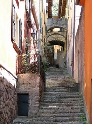 סמטה בעיירה.