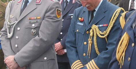 אלוף-משנה עדי ברשדסקי (מימין) נספח צה"ל בפולין, צ'כיה, סלובקיה והונגריה על מדי שרד עם שרוך עם נספחים צבאים אחרים
