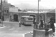 שאיבת מים מבאר בפינת הרחובות הבורג' (היום מעלה השחרור) וסטנטון (היום שיבת ציון). צולם בשנת 1934