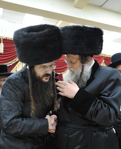 הרב טאוב (משמאל), עם אביו האדמו"ר ממודז'יץ מבני ברק בבר מצווה של בנו