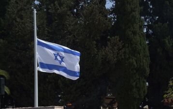 דגל ישראל מונף בחצי התורן במהלך יום הזיכרון לחללי צה"ל בבית העלמין הצבאי ברחובות