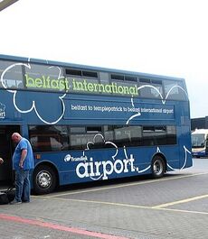 אוטובוס קומתיים לנמל התעופה בלפסט.