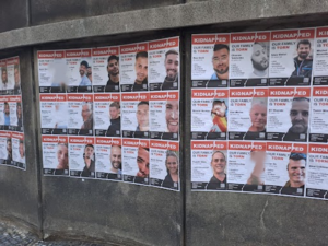 תמונות החטופים מהקמפיין בפראג