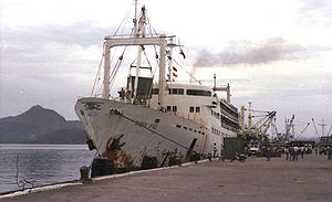 המעבורת דוניה פאז עוגנת בנמל טקלובן, יוני 1984