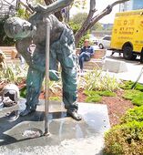 פסל "הטייס השותה" בכניסה למגדלי עזריאלי, מאת הפסל אסף ליפשיץ