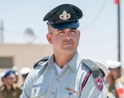 טקס החלפת פיקוד בחיל המשטרה הצבאית, 2019. קצין במדי א' חובש כובע קצינים ייצוגית וחוגרים עונדים סרט זרוע לבן עם הכיתוב מ״צ וחובשים כובע משטרה צבאית עם חלק עליון לבן.