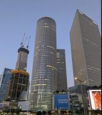 מגדלי עזריאלי עם שלטים שמכסים את האזורים שנפגעו מהטיל האירני במהלך מבצע עם כלביא. בשלט הדרומי כתוב "אופטימיות ישראלית" בשלטים הצפוניים כתוב "האהבה מנצחת הכל" ו"רוח ישראלית".