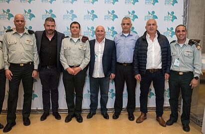 מימין: רן דהן מפקד המכללה הטכנו-לוגיסטית, רוני מורנו, מנכ"ל רפאל, יואב הר אבן, נציג התאחדות התעשיינים בצפון, אלי גן, אהרון חליוה, מנהל האגף להכשרה מקצועית במשרד העבודה, שולי אייל, מישל ינקו וראש מנהלת "מקצוע לחיים", אסנת לוי