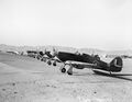 מטוסי תקיפה הוקר הוריקן של טייסת 40 מחיל האוויר המלכותי לפני המראה במנחת מדברי. ברקע נראה על פני השטח אחד הדירים שלהם בדומה לדירים שליד המושב ברוש