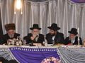 הרב אויערבאך בסיום הש"ס בבית מדרשו בתל אביב, לימינו נראה הרב יצחק מאיר פלינטנשטיין, האדמו"ר מקופיטשניץ.