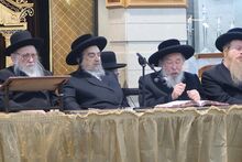 הרב קרמר נואם בכנס בביהמ"ד ברסלב יחד עם הרב יעקב מאיר שכטר והרב נתן ליברמנטש