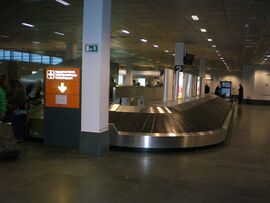 אזור מסועי המזוודות בנמל התעופה שרלרואה.