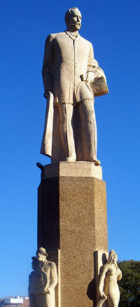 פסלו של חוסה ברנרדו איטורספה, מייסד העיר