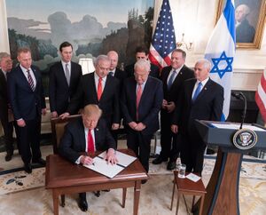 דונלד טראמפ חותם על ההכרה