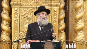 הרב שמואל מרקוביץ נואם בהיכל ישיבת פוניבז'