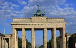 BrandenburgTor in early morning light.jpg