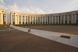 ככר אובר-רנו. מבני חצי המעגל והמיפתח ביניהם