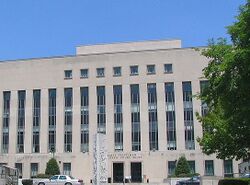 בית המשפט פועל מהיכל המשפט הפדרלי על שם א. בארט פרטימן בשדרת החוקה בוושינגטון די. סי.