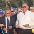 יונה יהב ראש העיר חיפה גוזר את הסרט בעת הקדשת כיכר פאפא חיפה אפריל 2018.