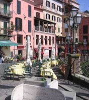 רחוב בנמי, בתי קפה ומסעדות.