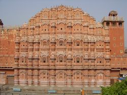 חזית ארמון הרוחות (Hawa Mahal) בג'איפור