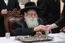 בחלוקת מעות חנוכה