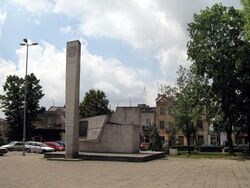אנדרטה לקרבנות מלחמת העולם השנייה בכיכר העיר