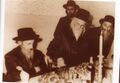 רבי יוחנן (השני) במרכז[8].