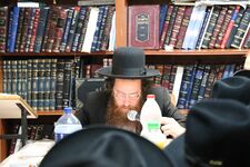 הרב עמרם פריד בכנס ייסוד קהילת 'בני הישיבות', בביתו, תשע"ח.