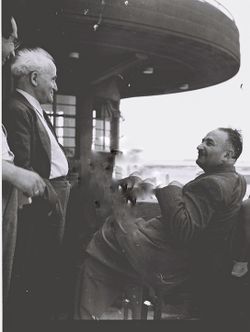 אליהו דובקין ורעייתו משוחחים עם דוד בן-גוריון טרם טיסתם לניו יורק במאי 1947