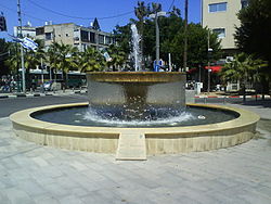 המזרקה בכיכר עיריית יפו ועליה מצבת זיכרון לזכר דימיטר פשב, חסיד אומות העולם שהציל יהודים בבולגריה