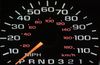מד מהירות של מכונית אמריקאית המציג הן יחידות מהירות ביחידות של מייל לשעה והן יחידות מהירות של קילומטר לשעה
