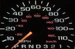 מד מהירות (טכומטר) של מכונית אמריקאית המציג הן יחידות מהירות ביחידות של מייל לשעה והן יחידות מהירות של קילומטר לשעה