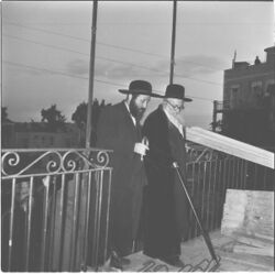 הרב אברהם מרדכי ברייטשטיין מלווה את הגאב"ד ר' פנחס עפשטיין